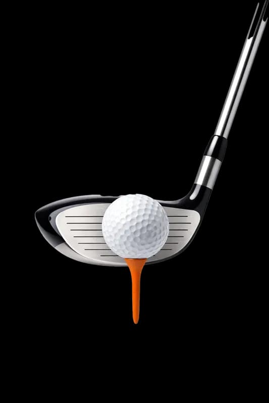 Bola de golfe no tee com taco pronto para o swing PNG fundo transparente