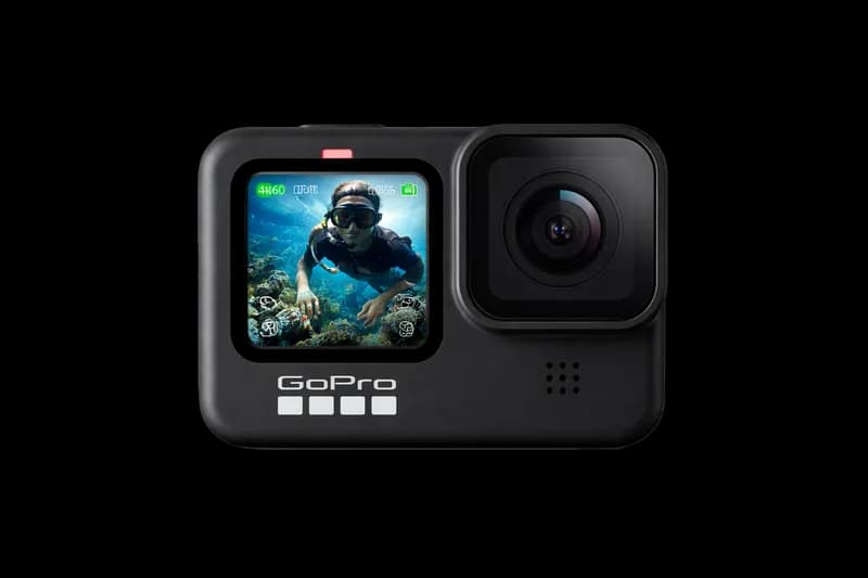 Câmera GoPro preta com tela frontal e cena de mergulho PNG fundo transparente