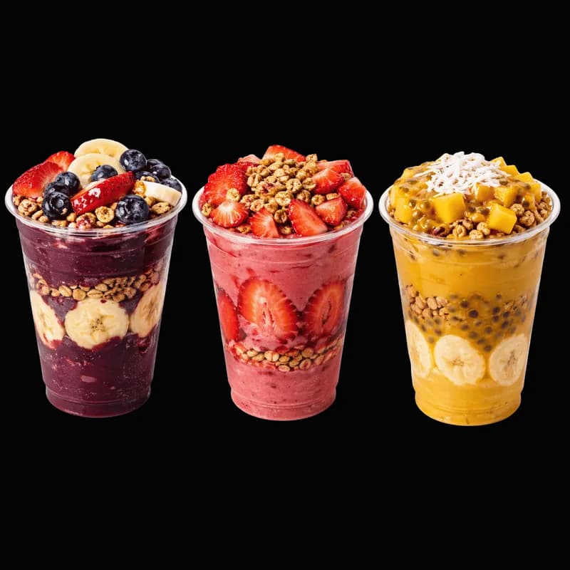 Copos de açaí, smoothie de frutas vermelhas e manga com granola e frutas - Açai cups, berry and mango smoothies with granola and fruits.