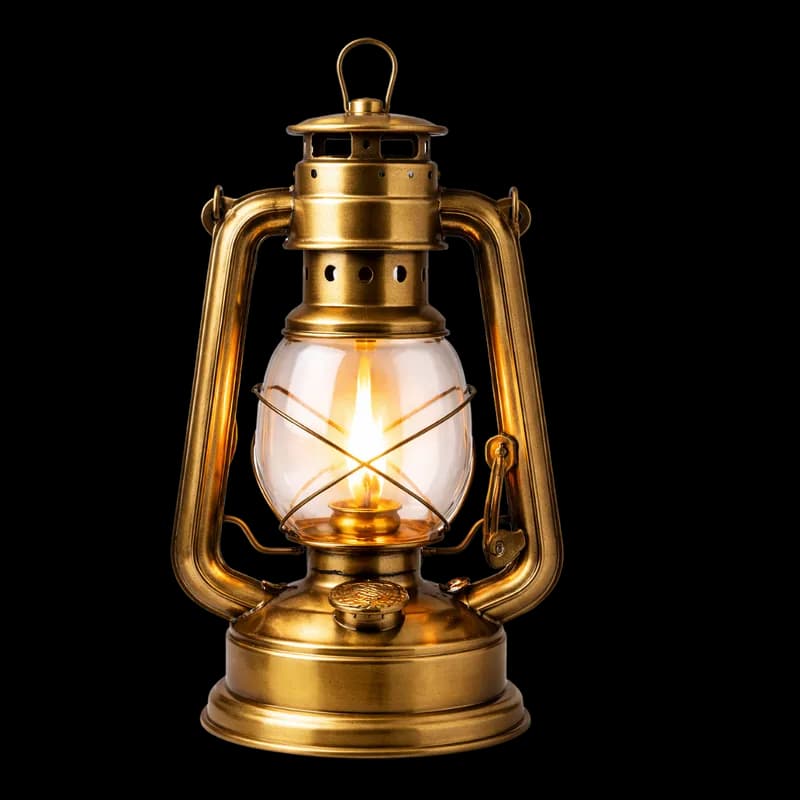 Lampião Dourado Antigo com Chama Acesa PNG fundo transparente