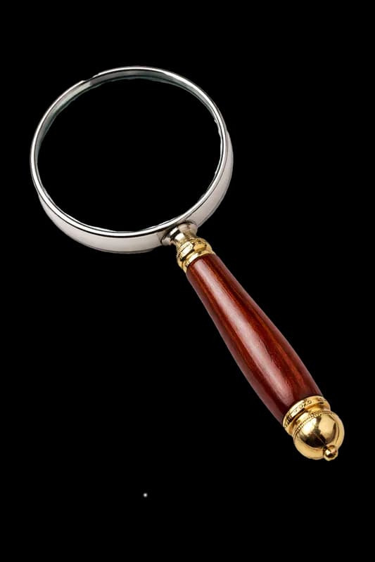 Lupa de Aumento com Cabo de Madeira e Detalhes Dourados PNG fundo transparente