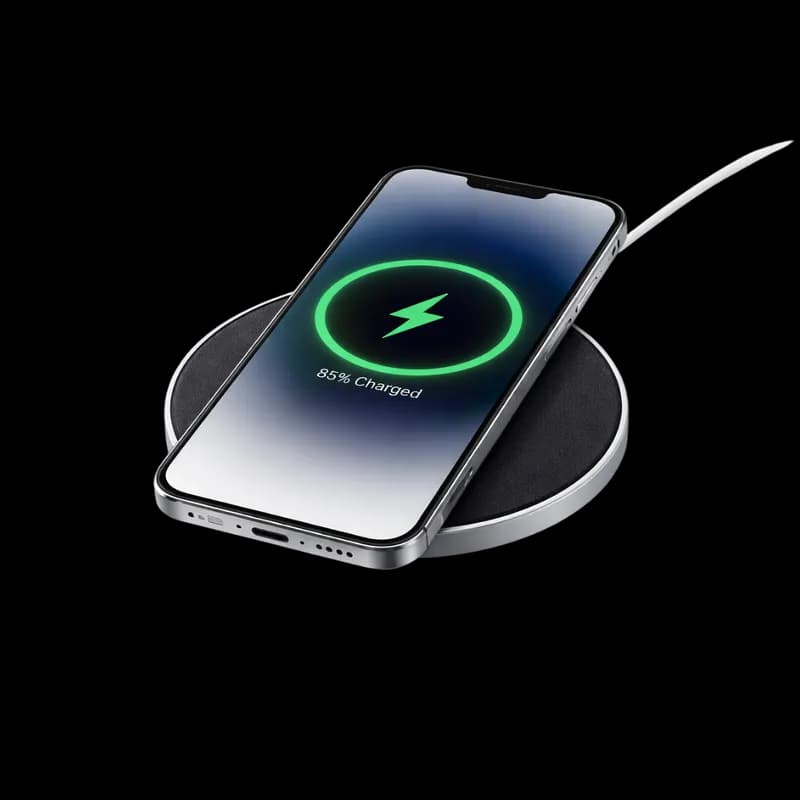 Smartphone Prateado Carregando em Base Sem Fio PNG fundo transparente