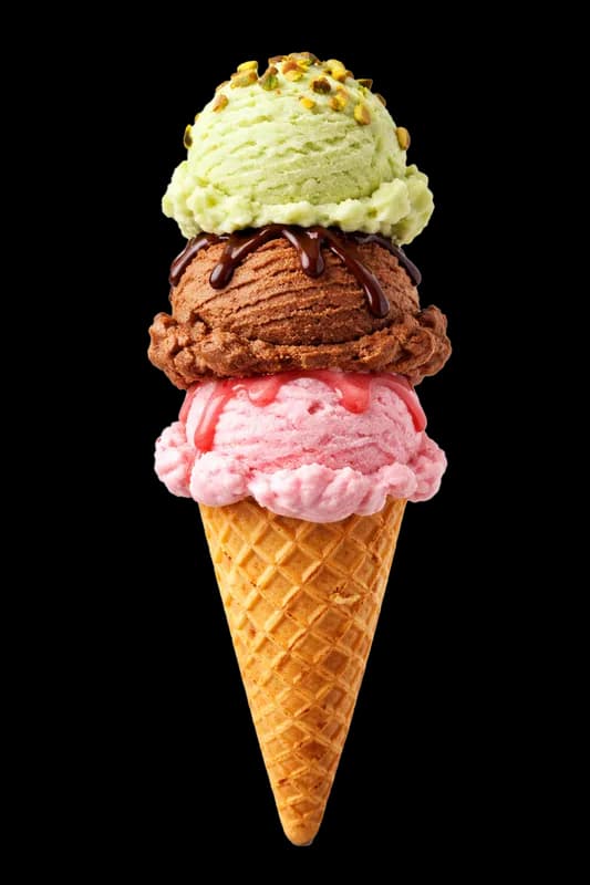 Sorvete triplo na casquinha com caldas e crocantes PNG fundo transparente