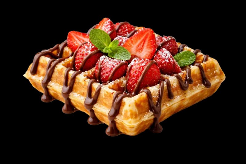 Waffle com Morangos Frescos e Calda de Chocolate PNG fundo transparente